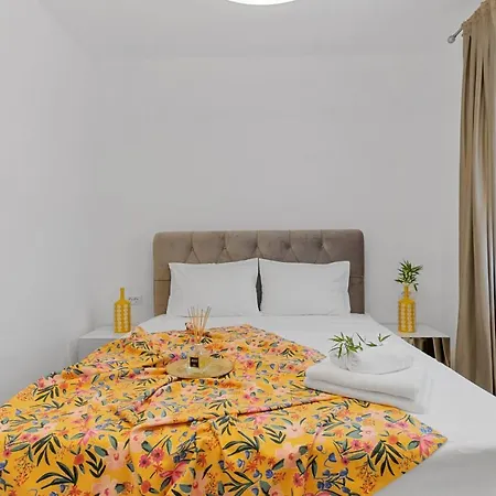 1bdr With Balcony & Private Parking *